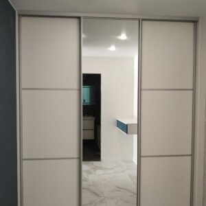 Трехдверный белый шкаф-купе из ЛДСП с зеркалом по центру